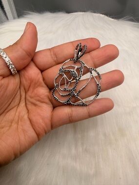 925 Sterling Silver .50 Ctw Black Diamond Rose Style Pendant. Read Description